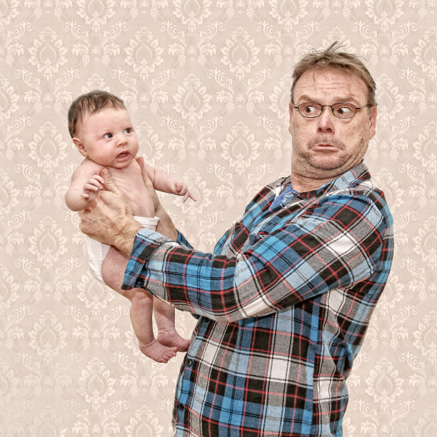 父亲抱着他的小婴儿图片下载