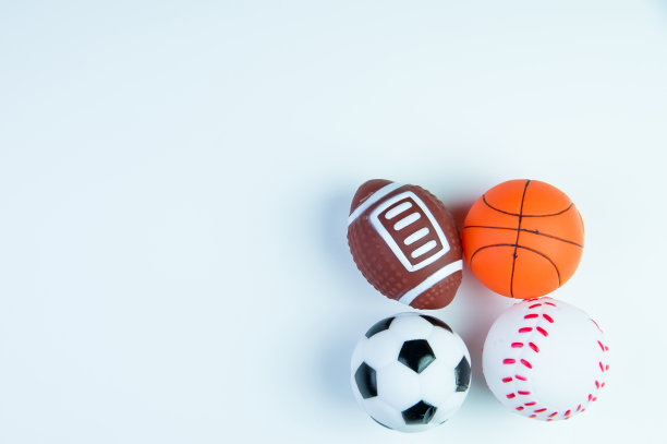足球玩具，棒球玩具，篮球玩具和橄榄球玩具孤立的白色背景与复制空间。概念赢家的运动。图片下载