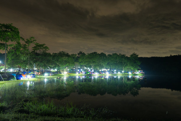 帐篷位于水库旁。图片下载