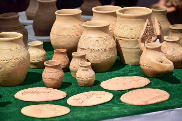 展出的东方陶器图片下载