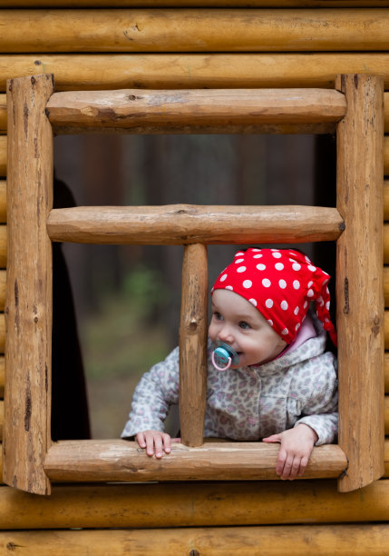 美丽的女孩在户外玩耍图片下载