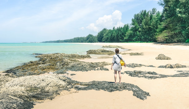 年轻女子旅行者与水袋享受阳光日在海滩岛跳-旅游旅游的概念与冒险女孩旅游旅行者在泰国远足-软绿松石desat过滤器图片下载