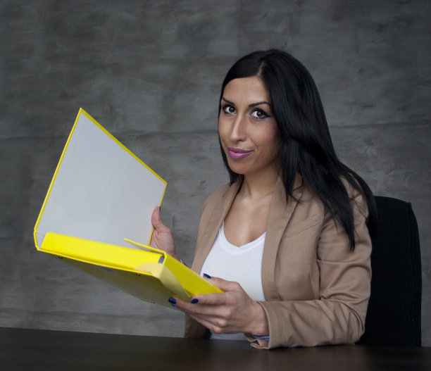 年轻的女商人在读文件图片下载