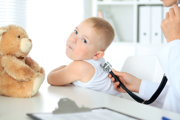 快乐的小男孩玩的时候正在被医生用听诊器检查。医疗保健，保险和帮助的概念图片下载