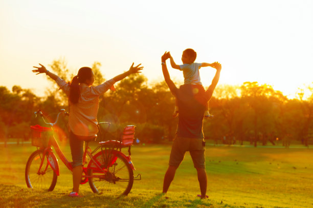 家庭剪影与自行车。图片下载