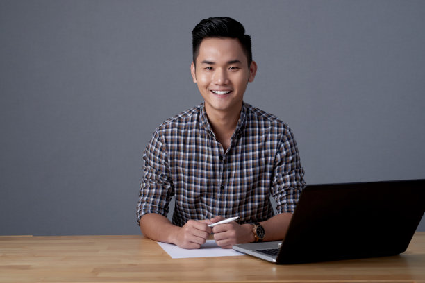 友好的越南经理在工作图片下载