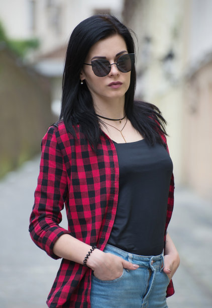 美丽的女孩在城市的背景。概念和想法图片下载