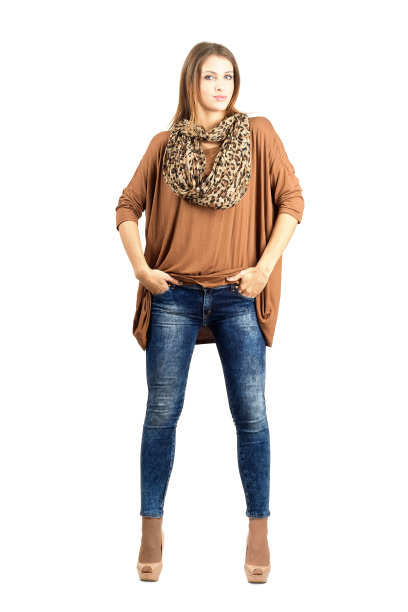 自信的年轻时尚女性在现代都市时尚图片下载