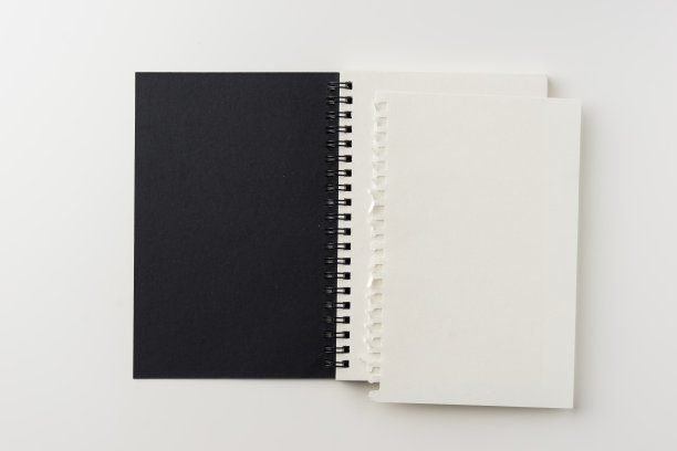 顶部视图撕裂螺旋空白笔记本上的白色背景图片下载