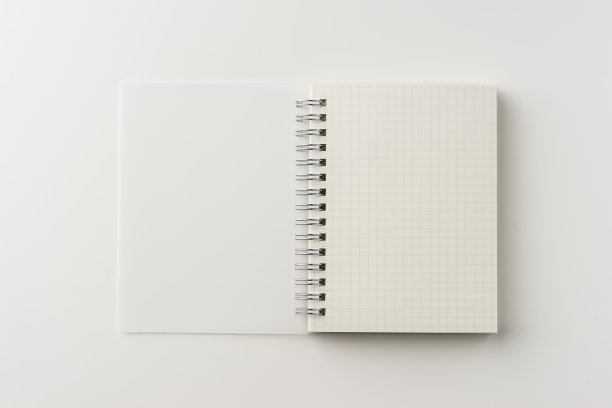 顶部视图的螺旋空白笔记本上的白色背景图片下载