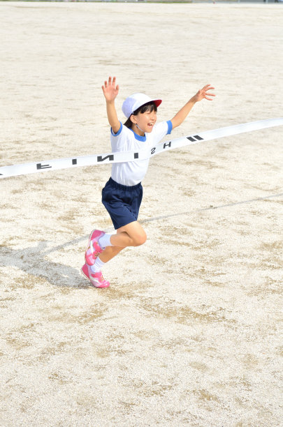 走る女の子（体操服、ゴールテープ）图片下载