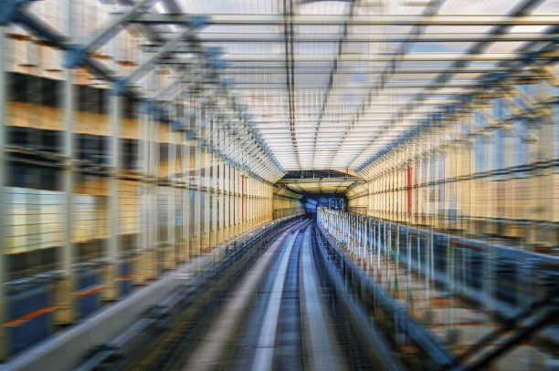 东京单轨运输系统在隧道中。模糊与速度图片下载