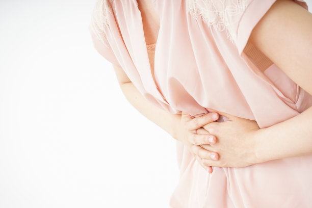 一位年轻女子正遭受胃痛的折磨图片下载