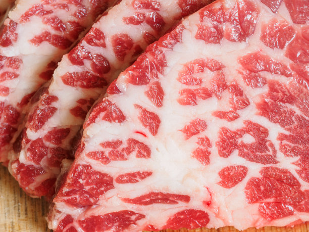 新鲜的生牛肉放在木板上图片下载