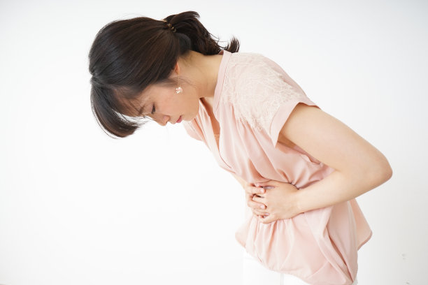 一位年轻女子正遭受胃痛的折磨图片下载