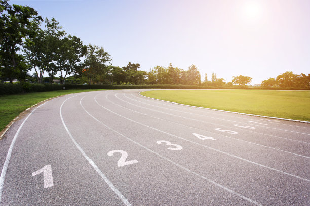 体育馆的灰色跑步机，编号从1到8图片下载