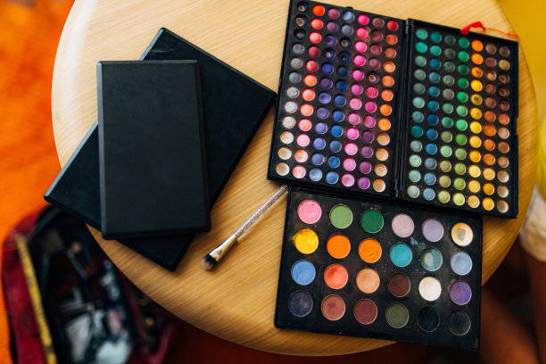 化妆师。一套刷子，粉底，粉底。工具图片下载