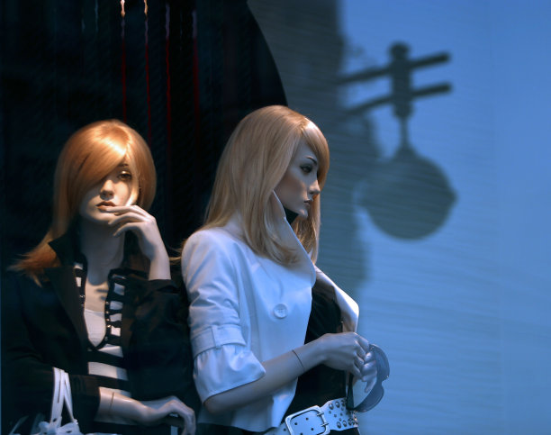 橱窗里有两个假人图片下载