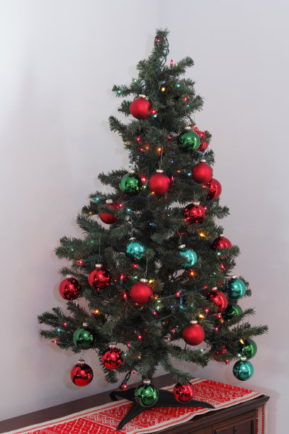 小圣诞树在一个角落的书桌上图片下载