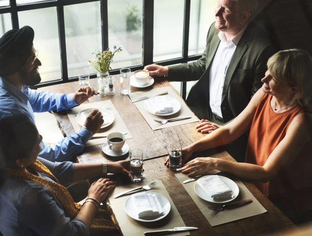 商务人士一起用餐的概念图片下载