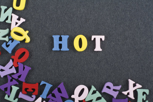 热词黑板背景由彩色abc字母块木制字母组成，复制空间为广告文字。学习英语的概念图片下载