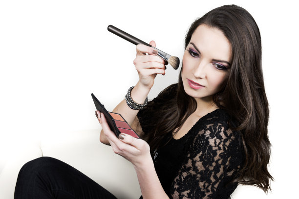 女孩拿着化妆刷和腮红调色板图片下载