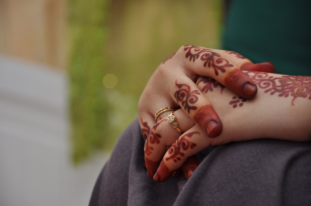 手指上戴着指甲花图片下载