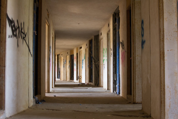 废弃的小巷图片下载