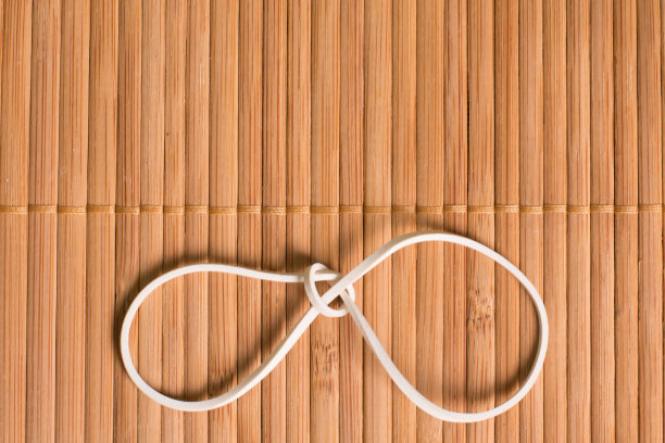 年轻人在商场的停车场里图片下载