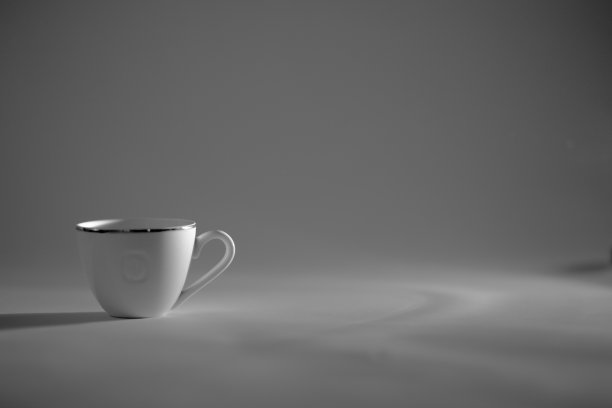 一杯咖啡的价格在一束光里，单色的。图片下载