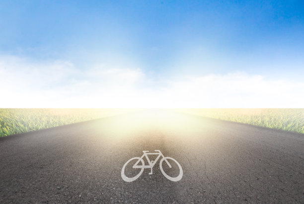 田野上的自行车道背景是蔚蓝的天空图片下载