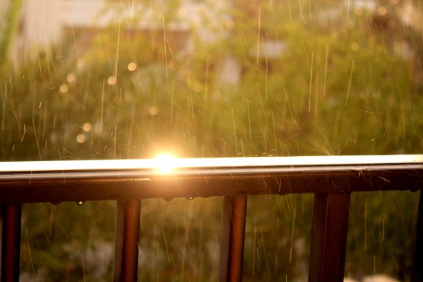 雨滴落在木窗台上图片下载