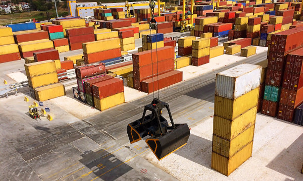 集装箱在港口，机械液压抓斗在起重机上图片下载