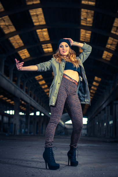 一个废弃的工业大厅里的嘻哈舞者图片下载