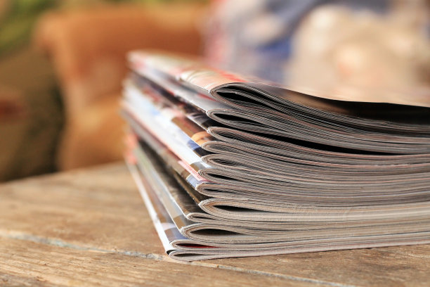 木桌上放着杂志图片下载