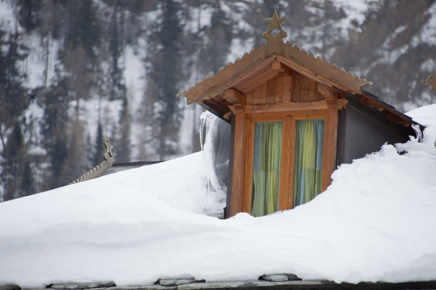 古老的石头小屋窗户与绿色的窗帘图片下载