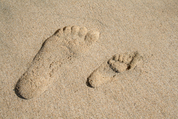 在沙滩上的足迹图片下载