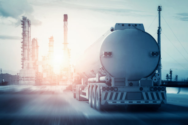 高速公路上行驶的油罐车和模糊的背景素材图片