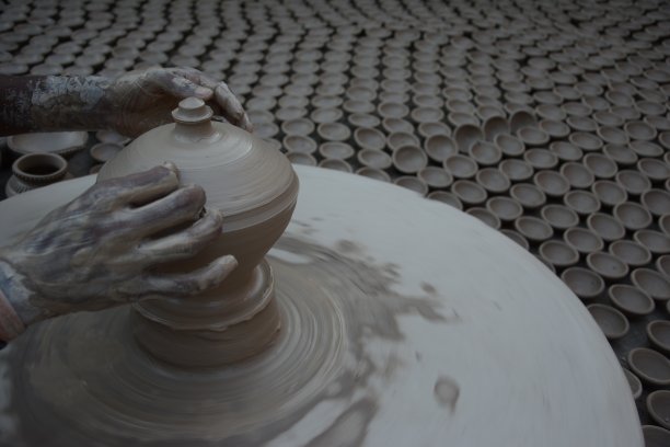 拉贾斯坦邦比卡内尔的陶工在排灯节前制作陶器灯图片下载