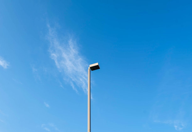 灯柱或路灯以蓝天白云为背景，单独或孤独的概念图片下载