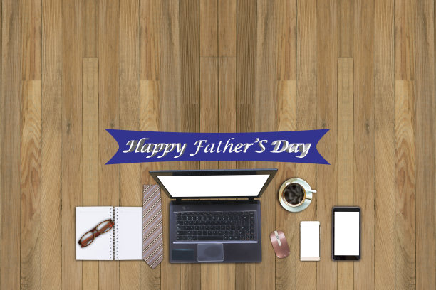 带笔记本电脑的工作桌面和父亲节快乐的概念图片下载