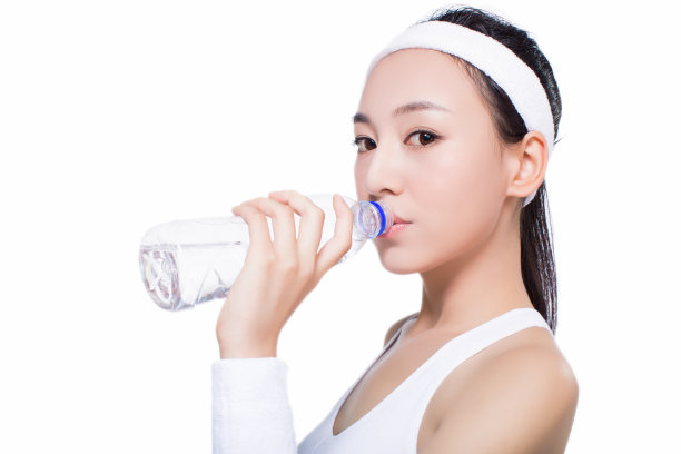 健康的亚洲女人，毛巾和水瓶图片下载