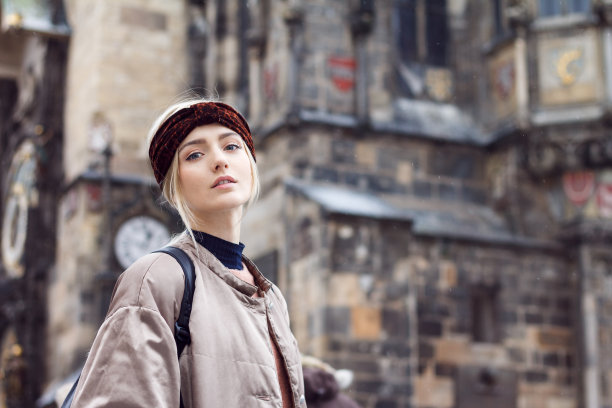 美丽的女人在冬天的城市图片下载