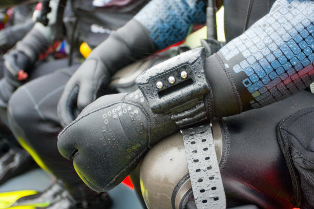 戴水肺的潜水员,细节。图片下载