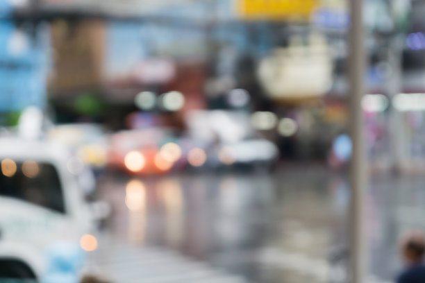 雨天堵车的模糊照片。中国城泰国曼谷。图片下载