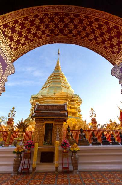 金塔在Wat Phra That Doi素贴，一个著名的小乘佛教寺庙在清迈，泰国图片下载