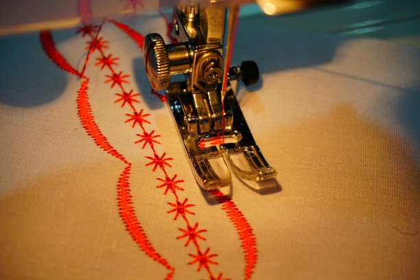 带压脚的工业缝纫机的近景图片下载