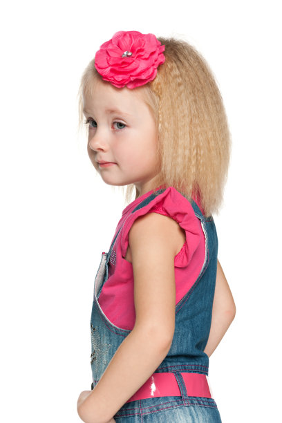 一个沉思的小女孩的侧面肖像图片下载