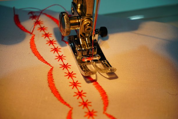 带压脚的工业缝纫机的近景图片下载