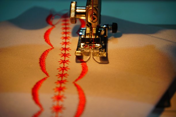 带压脚的工业缝纫机的近景图片下载